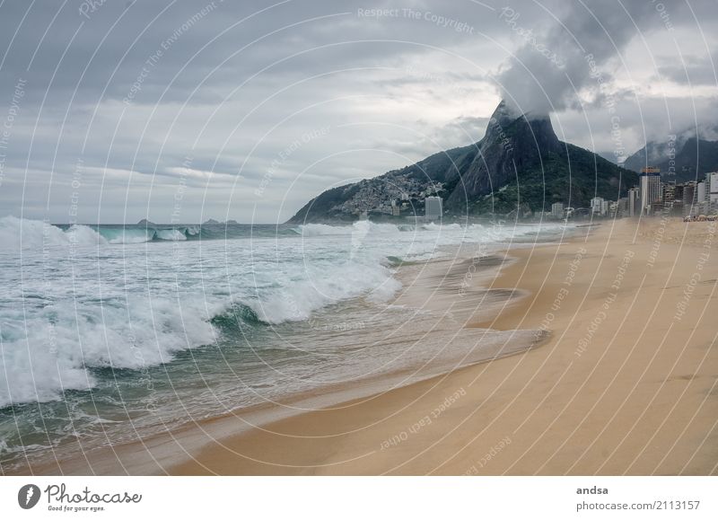 Copacabana in Brasilien Rio de Janeiro Wellen Berge u. Gebirge Strand Meer Küste Stadt Bucht Menschenleer Textfreiraum oben Textfreiraum unten Tag blau Sommer