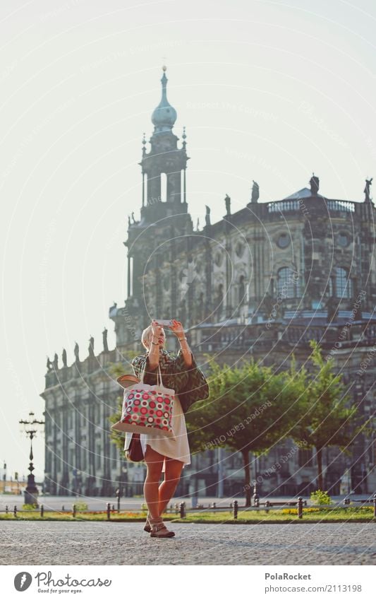 #A# Dresdner Tourist Kunst Kunstwerk ästhetisch Kirche Hofkirche Dresden Turm Städtereise Altstadt Frau Selfie Sightseeing Farbfoto Außenaufnahme Nahaufnahme