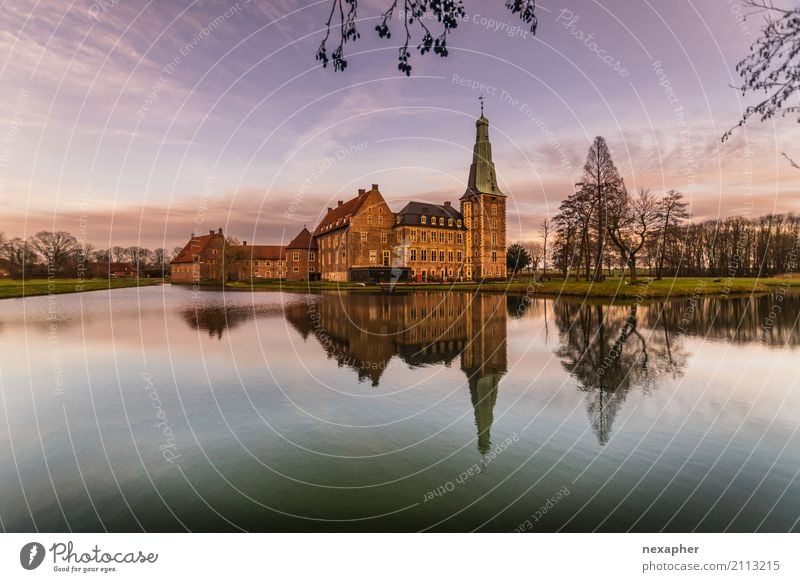 Schloss Raesfeld reflektiert in der Wassergräfte Reichtum elegant Ferien & Urlaub & Reisen Tourismus Ausflug Traumhaus Architektur Himmel Seeufer