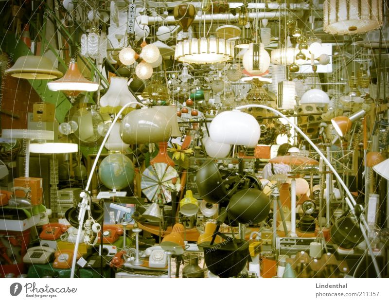Brauchst du Lampe? Kitsch Krimskrams Nostalgie Flohmarkt Lampenschirm lichtvoll verkaufen Buden u. Stände alt Farbfoto Innenaufnahme Tag Ladengeschäft gebraucht