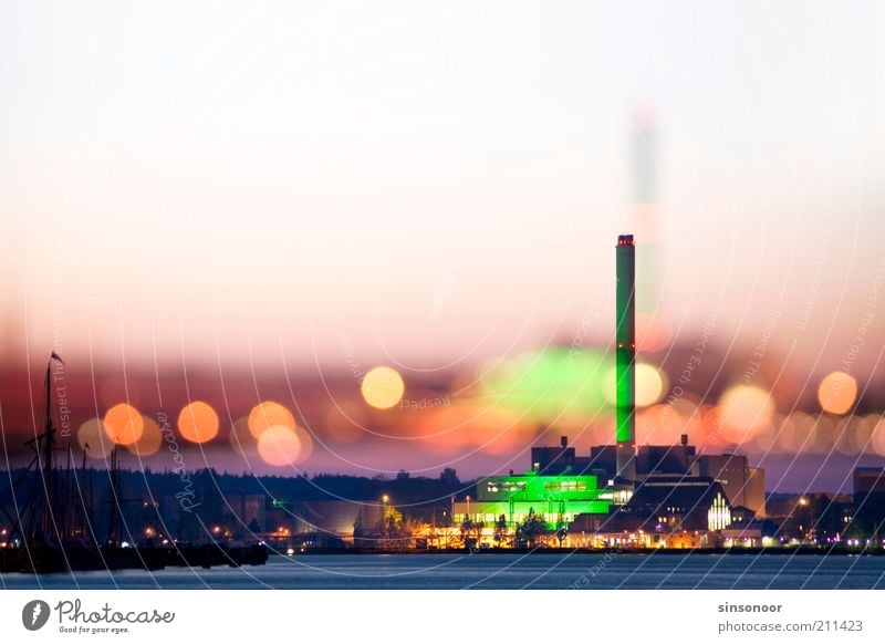 Getrübter Glanz Energiewirtschaft Kohlekraftwerk Wasser Wolkenloser Himmel Ostsee Schleswig-Holstein Hafenstadt Skyline Industrieanlage Schornstein Stadt gelb