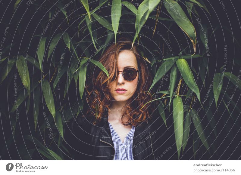 Junge Frau mit Sonnenbrille steht im Bambusbusch Lifestyle elegant Stil Haare & Frisuren Ferien & Urlaub & Reisen Ausflug feminin Jugendliche 1 Mensch