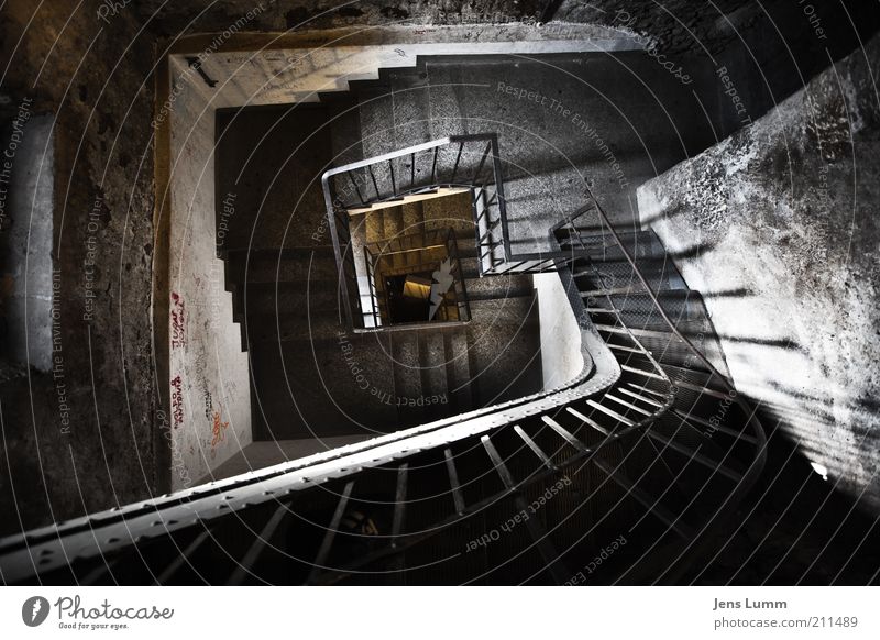 Stairway Treppe alt dunkel Angst Perspektive Geländer Spirale tief Vignettierung Wendeltreppe Turm Schatten Weitwinkel Vertigo Farbfoto Innenaufnahme