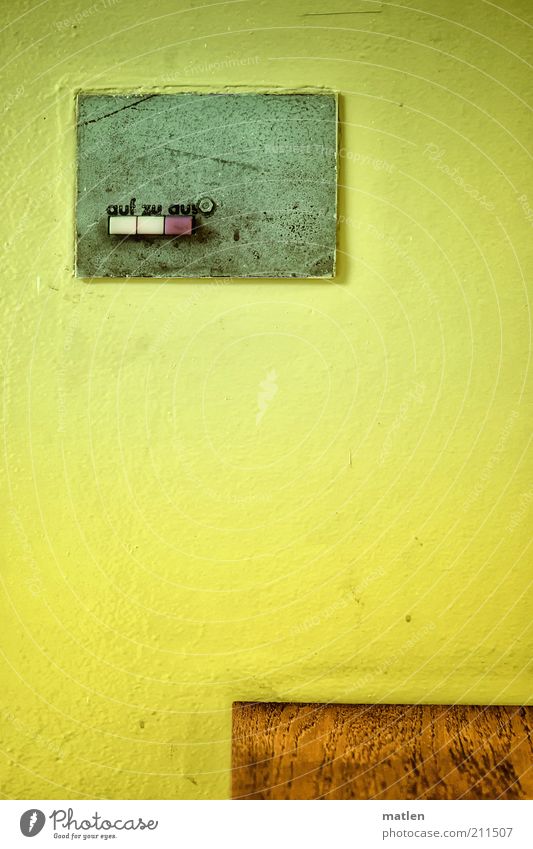 Auf-zu- retro braun gelb grün Schalterleiste Ölfarbe Farbfoto Innenaufnahme Detailaufnahme Strukturen & Formen Menschenleer Textfreiraum Mitte Taste einfach