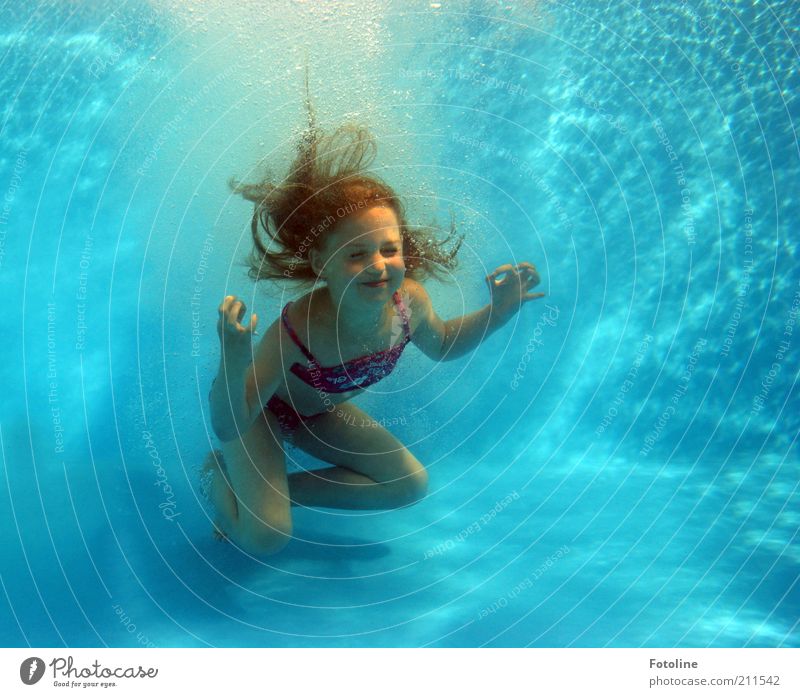 Ommmmmmmmmm! Mensch Mädchen Kindheit Haut Haare & Frisuren Gesicht Arme Hand Finger Beine hell nass blau Wasser Unterwasseraufnahme Schwimmbad tauchen Luftblase