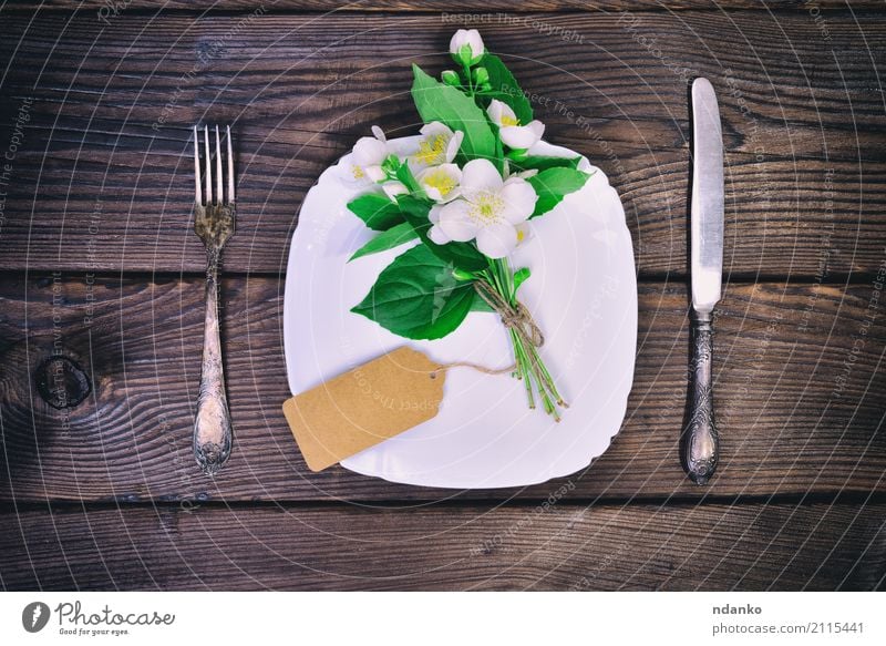Weißes Teller- und Metallbesteck Abendessen Besteck Gabel Dekoration & Verzierung Tisch Küche Restaurant Blume Blumenstrauß Holz alt oben braun Jasmin Plakette