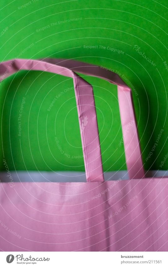 Tüte Stil einfach grün rot Handel Tragegriff rosa Farbfoto Innenaufnahme Detailaufnahme Menschenleer Textfreiraum unten Hintergrund neutral Nahaufnahme Papier