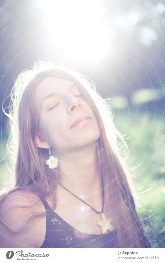 in my garden Wellness Wohlgefühl Zufriedenheit Erholung ruhig Meditation feminin Junge Frau Jugendliche 1 Mensch 18-30 Jahre Erwachsene Sonne Sommer genießen