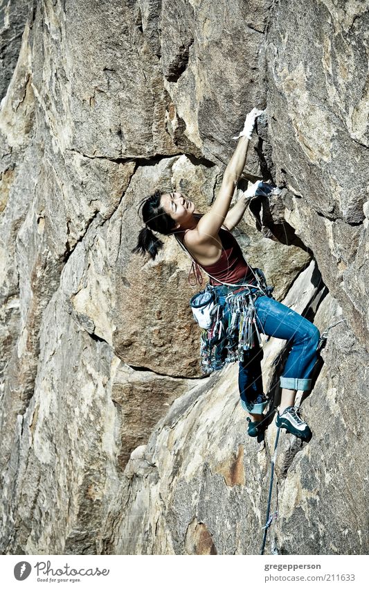 Weibliche Klettererin. Leben Abenteuer Sport Klettern Bergsteigen Seil feminin Junge Frau Jugendliche 1 Mensch 18-30 Jahre Erwachsene sportlich hoch dünn stark