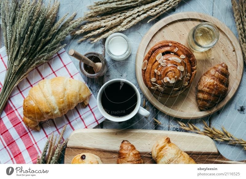 frisches Brot und Backwaren auf Holz Teigwaren Brötchen Croissant Frühstück Mittagessen Abendessen Diät Kaffee Tisch Küche natürlich braun weiß Tradition