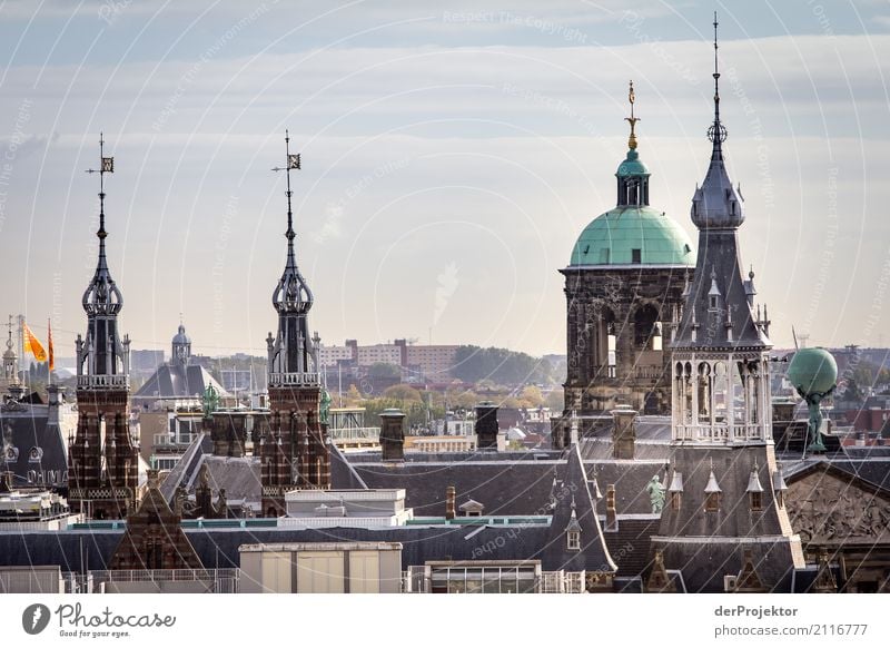 Amsterdamer Häuser mit Kirchen Weitwinkel Zentralperspektive Starke Tiefenschärfe Sonnenstrahlen Reflexion & Spiegelung Kontrast Schatten Licht Tag