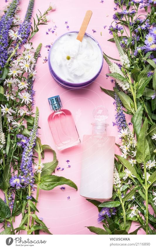 Natur Kosmetik Flaschen mit frischen Kräuter elegant Stil Design schön Körperpflege Parfum Creme Gesundheit Spa Massage Pflanze rosa Duft Blume Hautpflege