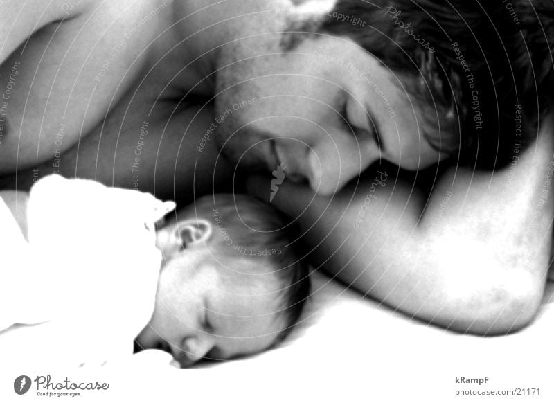 sleep Baby schlafen klein Geburt Mann Schwarzweißfoto beobachten