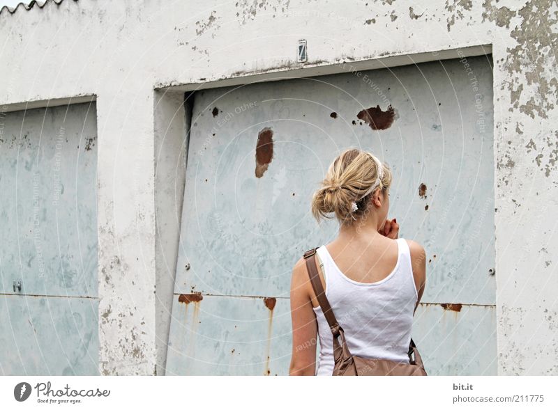 Bonjour Alsace Mensch feminin Junge Frau Jugendliche Hütte Bauwerk Mauer Wand Fassade Accessoire blond Beton Blick stehen Garage Garagentor Tasche Handtasche