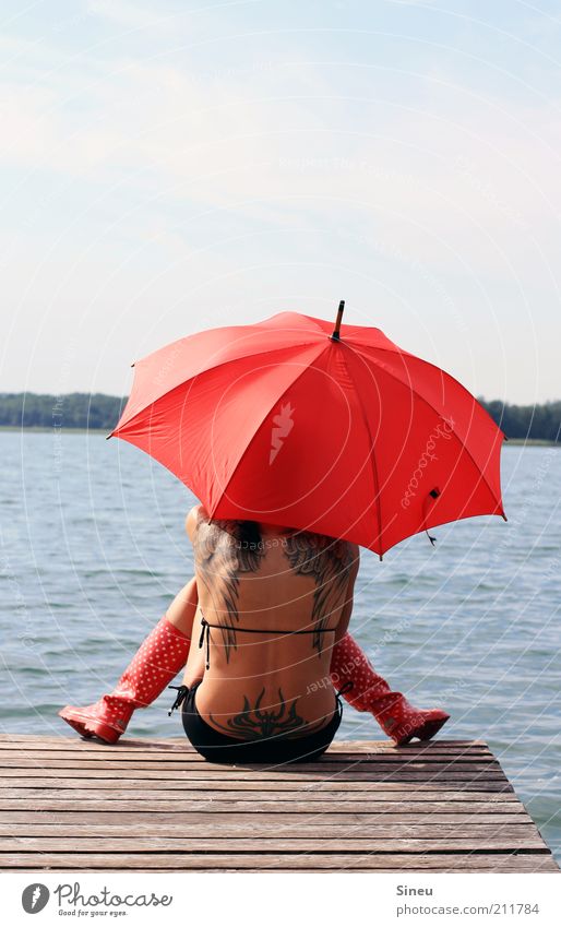 Warten auf Godot Frau Erwachsene Rücken Natur Wasser Himmel Sommer Schönes Wetter Seeufer Bikini Gummistiefel Regenschirm sitzen warten frech frei rot Hoffnung