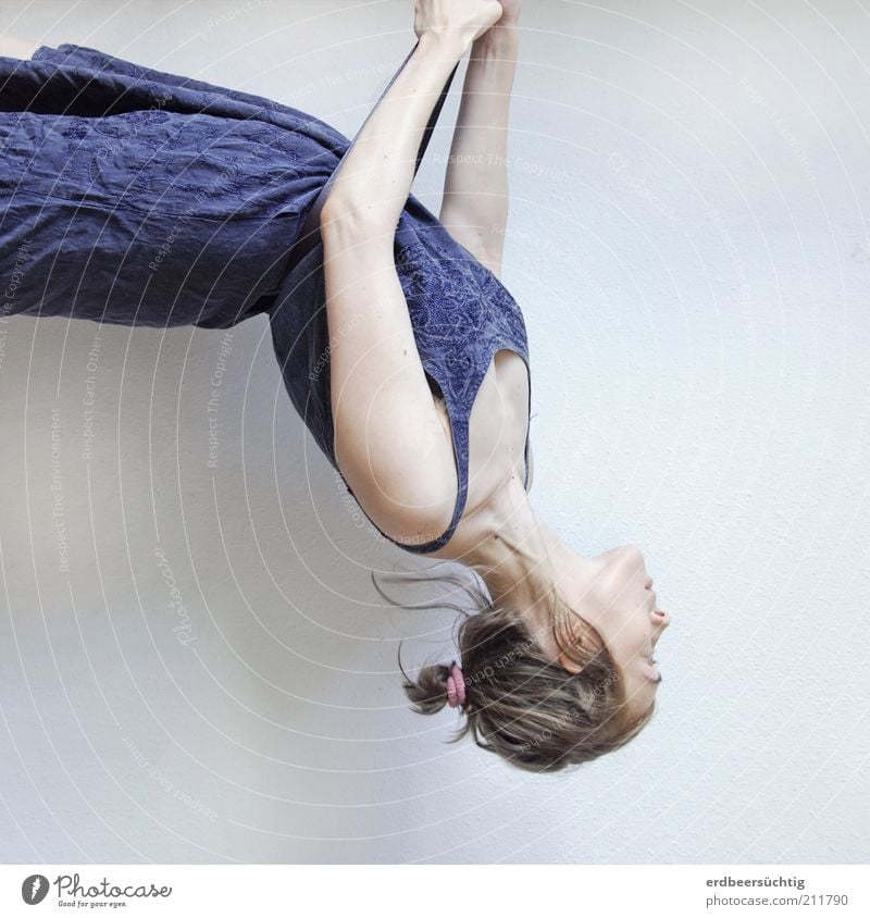 Hangover - Frau hängt durch 90-Grad-Drehung von der Decke Raum Wand Junge Frau Jugendliche Leben Kunst akrobatisch Kleid Bewegung Erholung hängen schaukeln