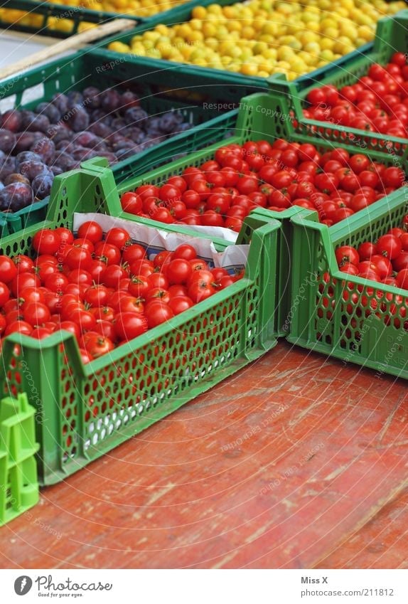 Gelb Lila Rot Grün Lebensmittel Gemüse Frucht Ernährung Bioprodukte Vegetarische Ernährung Gesundheit Marktplatz frisch lecker saftig sauer süß mehrfarbig Farbe