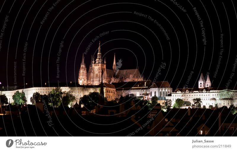 Hradschin bei Nacht Stadt Hauptstadt Stadtzentrum Altstadt Turm Bauwerk Gebäude Architektur Sehenswürdigkeit Wahrzeichen alt Prag Ratschin Nachtaufnahme