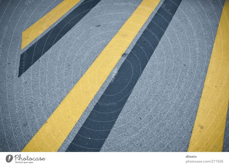 no stars, just stripes Straße Markierungslinie Asphalt Straßenbelag gelb grau schwarz Linie liniert Streifen Schilder & Markierungen Warnhinweis Farbfoto