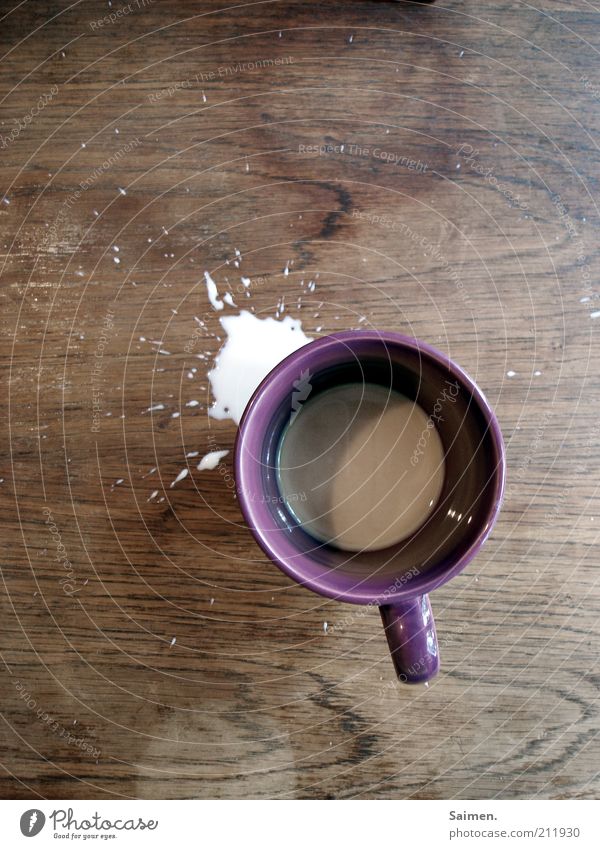 der tisch ist dran gewöhnt Kaffeetrinken Getränk Heißgetränk Milch Tasse Tisch Fleck verschütten spritzen Holztisch Kaffeetasse Kaffeepause Farbfoto