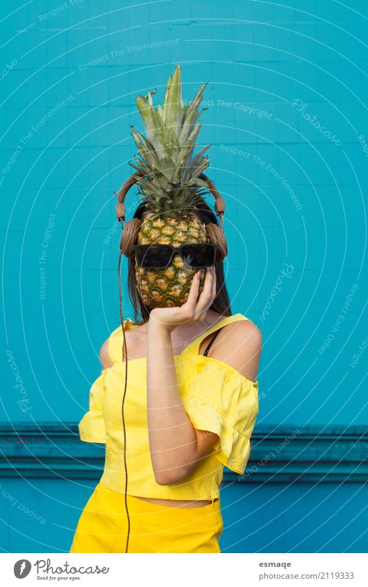 Ananas mit Sturzhelmen und Gläsern auf blauer Hintergrundsommerart Frucht Vegetarische Ernährung Saft Wellness Leben Ferien & Urlaub & Reisen Sommer