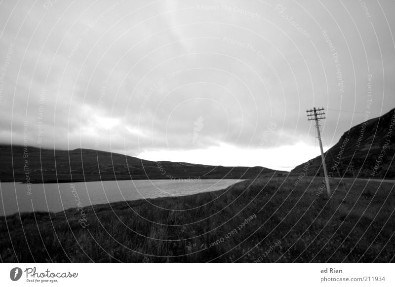 düster Natur Wolken Regen Gras Hügel Seeufer Schottland Menschenleer Strommast dunkel trist stagnierend Stimmung Schwarzweißfoto Textfreiraum oben Wolkendecke