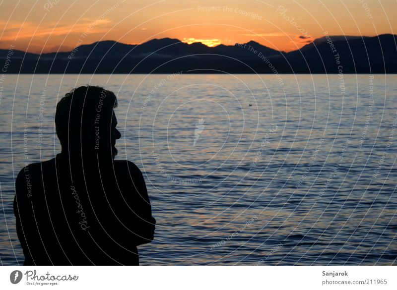 Sehnsucht auf italienisch Ferne Freiheit Sommer Mensch maskulin Mann Erwachsene Männlicher Senior 1 Wasser Sonnenaufgang Sonnenuntergang See Gardasee Denken