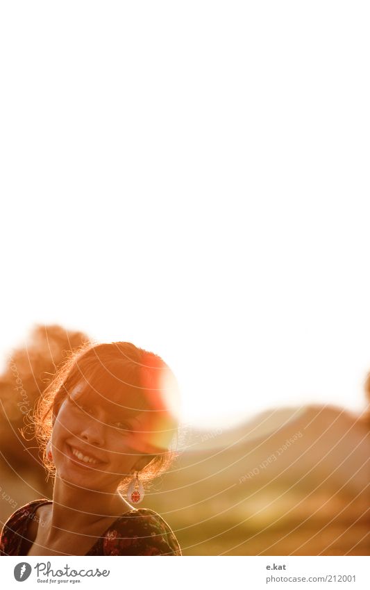 lächeln. feminin Gesicht 1 Mensch 18-30 Jahre Jugendliche Erwachsene Schönes Wetter Lächeln Wärme weich Sonnenuntergang Farbfoto Außenaufnahme