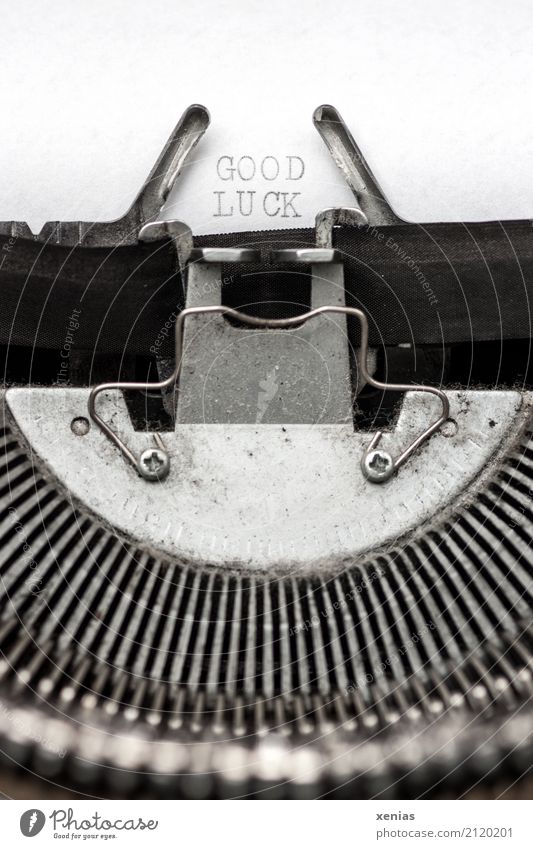 good luck getippt Glück Schreibmaschine Brief Schreibwaren Papier Schriftzeichen Buchstaben schreiben gut Büro grau schwarz silber weiß Wunsch Zukunft