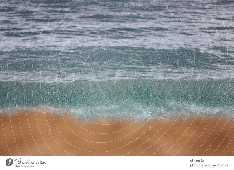 Big Beach Urelemente Sand Wassertropfen Wellen Küste Strand Meer Gedeckte Farben Außenaufnahme Textfreiraum unten Tag Unschärfe Menschenleer