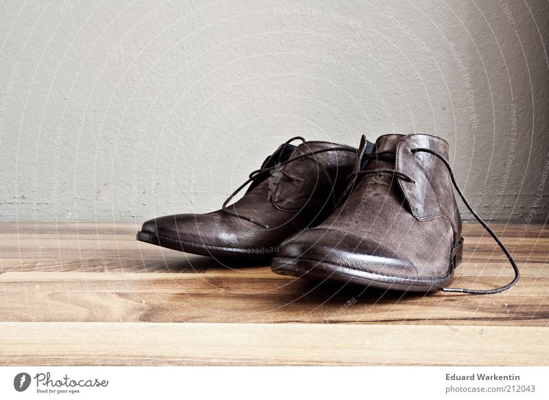 Vintage Shoes elegant Stil Design Mode Bekleidung Leder Schuhe ästhetisch altehrwürdig altmodisch Schuhbänder braun Parkett Laminat grau Wand Produktfotografie
