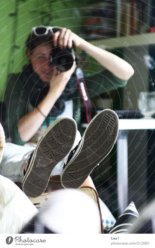 Kaugummifrei Fotokamera feminin Füße hoch 1 Mensch Spiegel Spiegelbild Schuhe Schuhsohle Blick sitzen Langeweile Gelassenheit Idee Farbfoto Innenaufnahme Tag