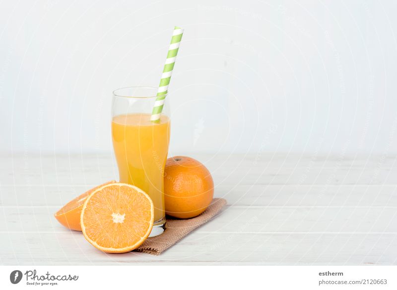 Orangensaft Lebensmittel Frucht Ernährung Frühstück Mittagessen Vegetarische Ernährung Diät trinken Limonade Saft Becher Trinkhalm Lifestyle Gesundheitswesen