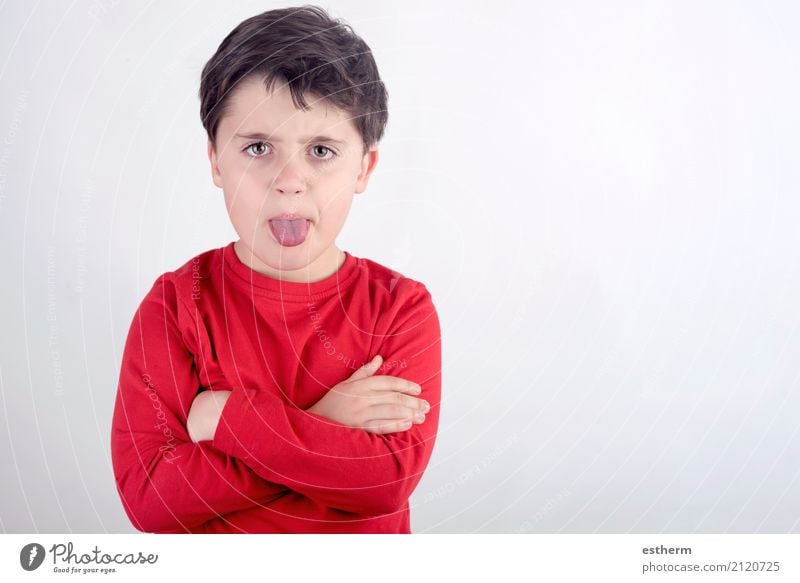 Unhöflicher Junge, der seine Zunge ausstreckt Mensch maskulin Kind Kleinkind 1 3-8 Jahre Kindheit Aggression Wut Schmerz Enttäuschung Einsamkeit Scham Ekel