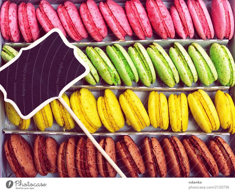 Mehrfarbige Kekse macarons Lebensmittel Dessert Süßwaren Gastronomie Kasten Holz Essen hell lecker braun gelb grün rosa schwarz Tradition farbenfroh Hintergrund