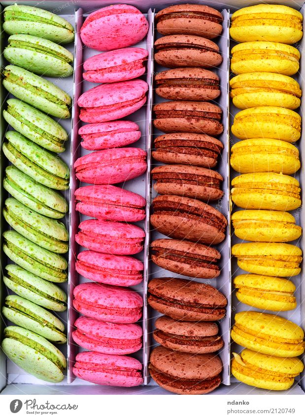 Mehrfarbige Macarons in einer Papierschachtel Dessert Süßwaren Gastronomie Essen hell lecker braun mehrfarbig gelb grün rosa Tradition farbenfroh Hintergrund