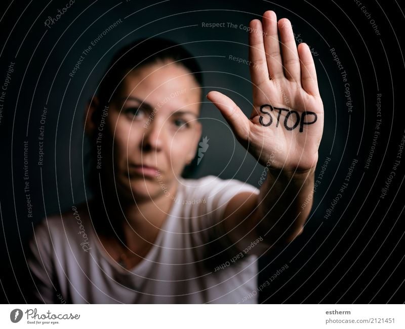 Hören Sie auf, Frau zu missbrauchen Mensch feminin Junge Frau Jugendliche Erwachsene Hand Finger 30-45 Jahre Zeichen Hinweisschild Warnschild Graffiti Fitness