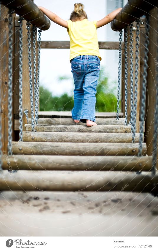 Abenteuer Hängebrücke Spielen Spielplatz Brücke Holzbrücke Mensch Kleinkind Mädchen Kindheit Rücken Arme Beine Fuß 1 1-3 Jahre Jeanshose Kette entdecken