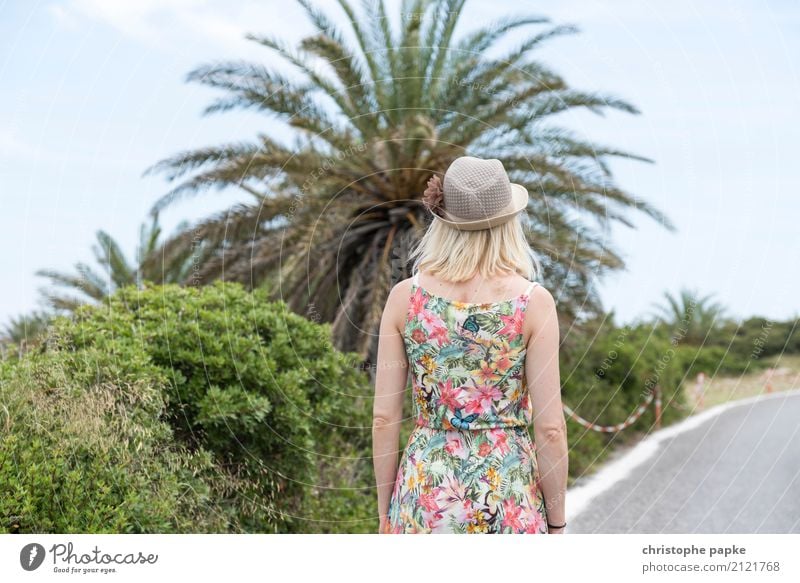 Auf ins Palmenland Zufriedenheit Erholung Ferien & Urlaub & Reisen Tourismus Sommer Sommerurlaub Frau Erwachsene 1 Mensch 30-45 Jahre Himmel Schönes Wetter