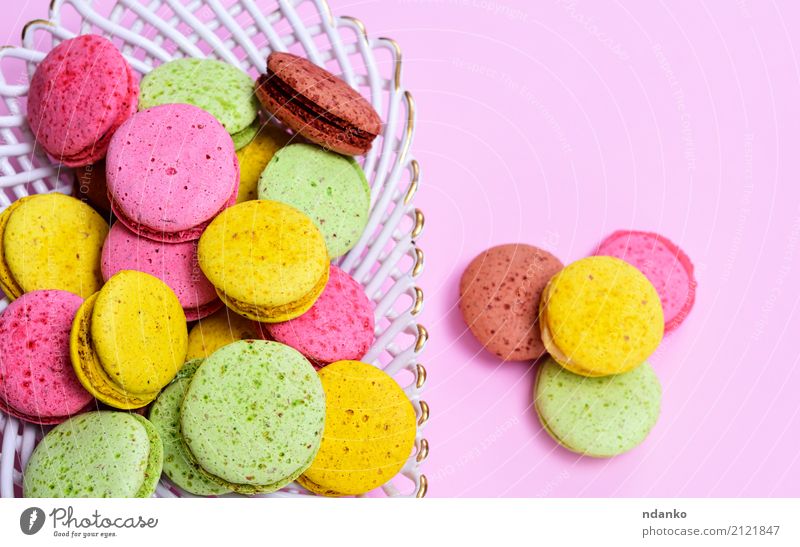 Macarons mehrfarbig Dessert Süßwaren Teller Gastronomie Essen hell lecker braun gelb grün rosa Tradition farbenfroh Hintergrund süß Kuchen Backwaren Kekse