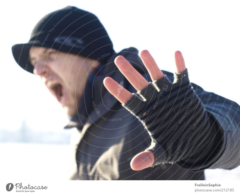 stop. Winter Mensch maskulin Junger Mann Jugendliche 1 18-30 Jahre Erwachsene Schnee Handschuhe Mütze Bart schreien Konflikt & Streit Aggression rebellisch Wut