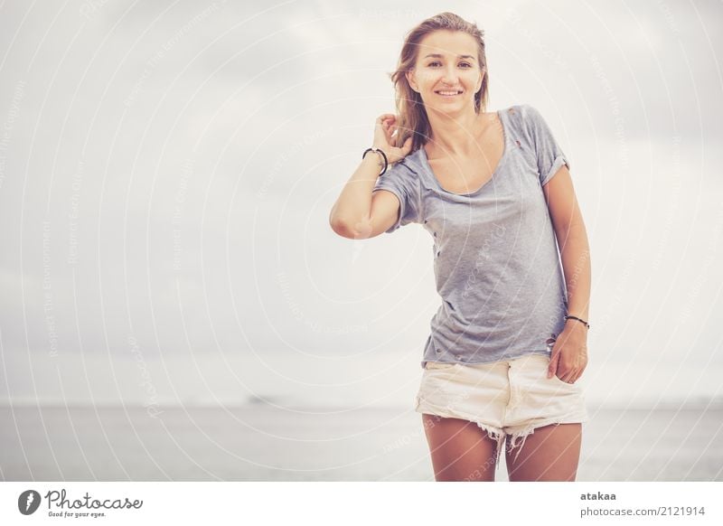 Portrait eines schönen blonden Mädchens Lifestyle Freude Glück Körper Gesicht Erholung Freizeit & Hobby Ferien & Urlaub & Reisen Freiheit Sommer Sonne Strand