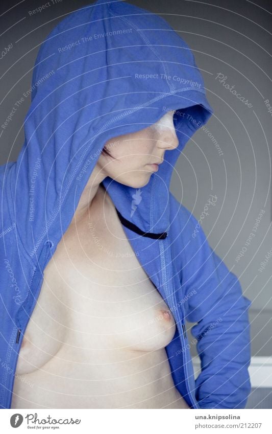 bleu Körperpflege feminin Junge Frau Jugendliche Erwachsene 1 Mensch 18-30 Jahre Bekleidung Jacke Kapuze blau Nackte Haut Brust Frauenbrust bedecken zeigen