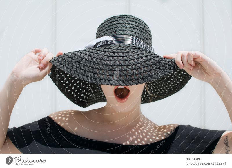 Mädchenüberraschung mit Hut schön Haut Gesicht Creme Gesundheit Gesundheitswesen Sommer Sonne feminin Wärme Mode Bekleidung Sonnenbrille Coolness dunkel elegant