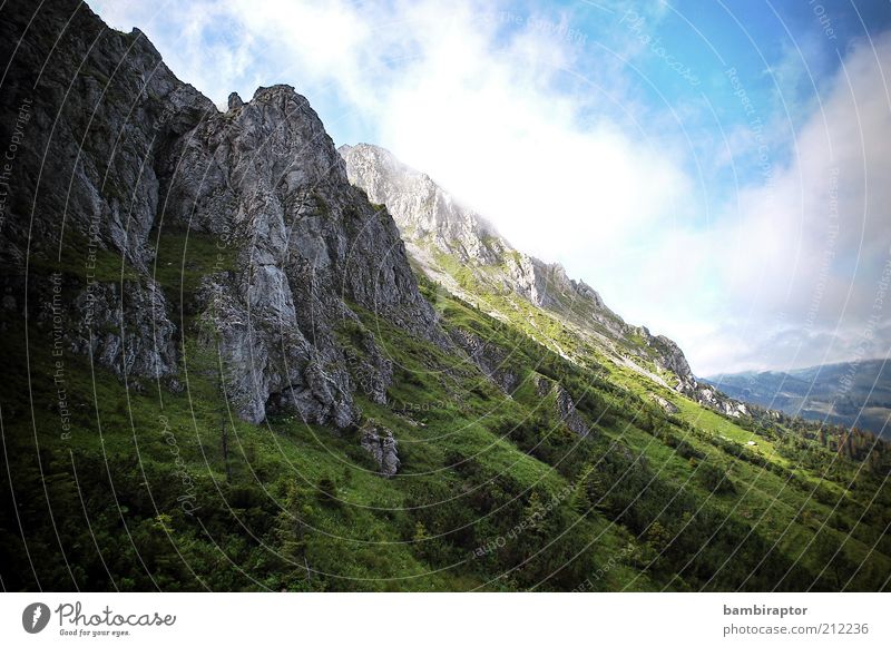 Fels Berge u. Gebirge Natur Landschaft Himmel Wolken Felsen Alpen Farbfoto Außenaufnahme Strukturen & Formen Panorama (Aussicht) grün grau Wolkenhimmel