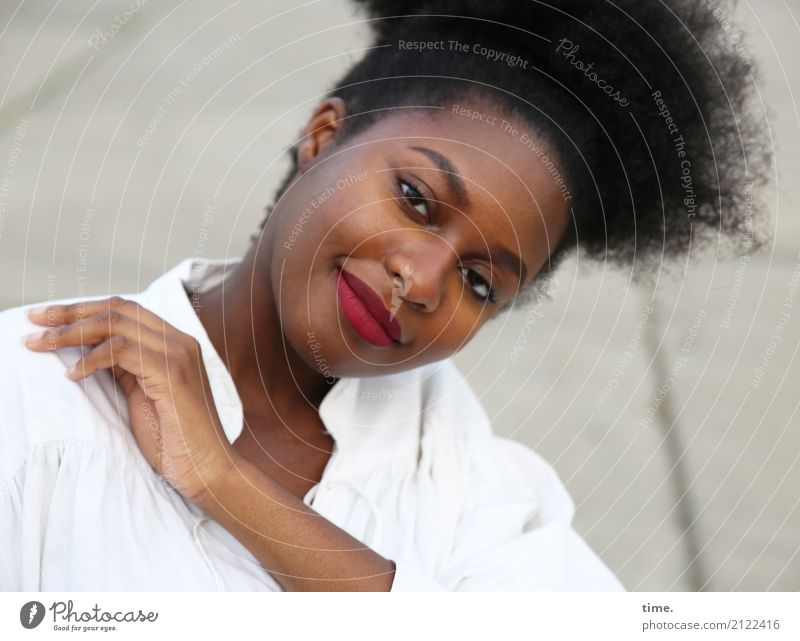 Arabella feminin Frau Erwachsene 1 Mensch Platz Hemd schwarzhaarig langhaarig Locken Afro-Look beobachten festhalten Lächeln Blick Freundlichkeit schön