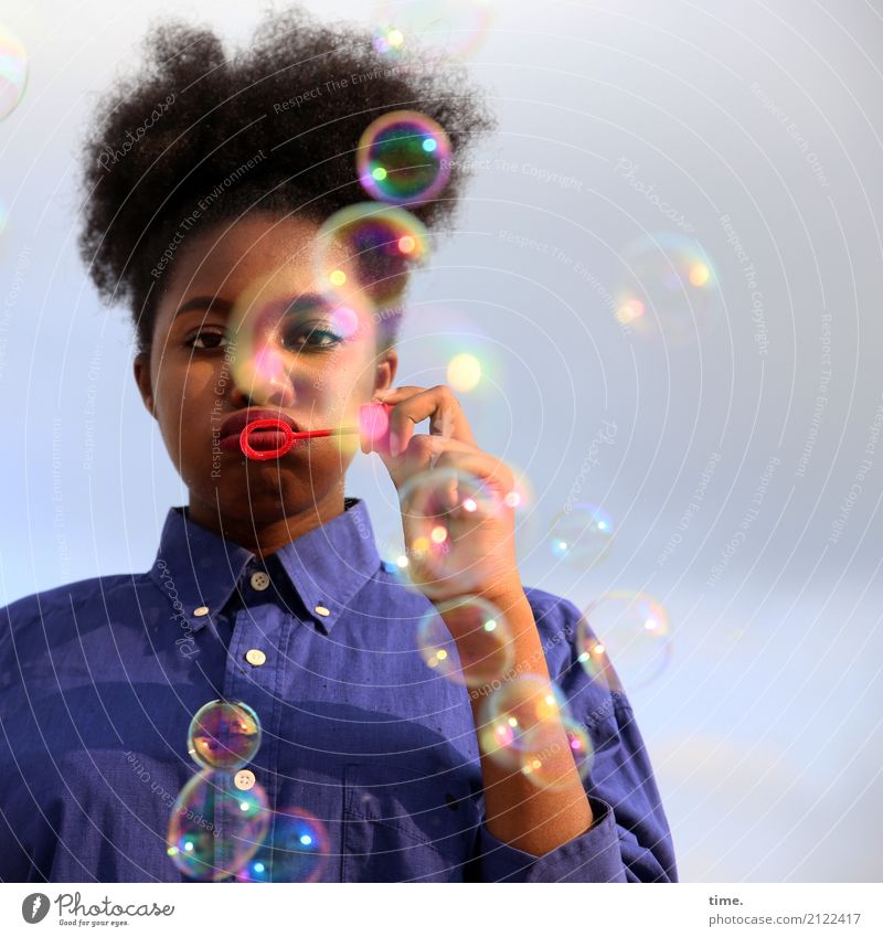 Lebenselixir | bubblefun feminin Frau Erwachsene 1 Mensch Himmel Wolken Schönes Wetter Hemd Haare & Frisuren schwarzhaarig Locken Afro-Look Seifenblase