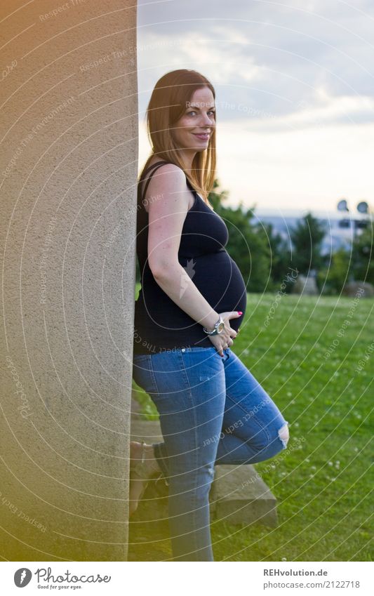 schwangerschaft Mensch feminin Körper 1 18-30 Jahre Jugendliche Erwachsene Jeanshose langhaarig Lächeln stehen warten natürlich Freude Glück Zufriedenheit