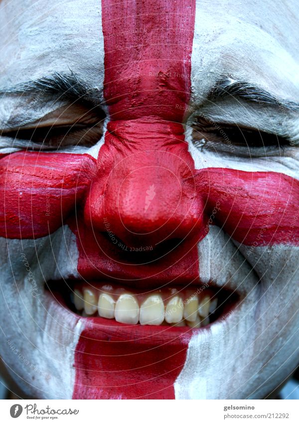 England Freizeit & Hobby Junge Frau Jugendliche Gesicht Zähne Fan authentisch nah rot weiß Farbfoto Außenaufnahme Tag Porträt geschlossene Augen Kreuz Englisch