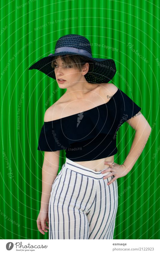 Mädchen posiert auf grünem Hintergrund Körper Sommer Entertainment Party Veranstaltung Mensch feminin Frau Erwachsene 18-30 Jahre Jugendliche Kunst Mode